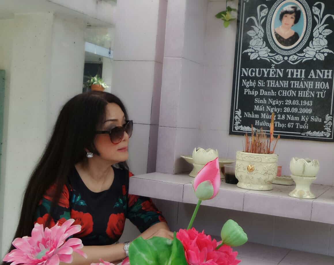 NSƯT Mỹ Châu xúc động viếng mộ người xưa 5 NSƯT Mỹ Châu xúc động viếng mộ người xưa - ảnh 4